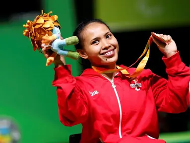 Atlet angkat berat, Ni Nengah Widiasih, mempersembahkan medali pertama untuk Indonesia pada ajang Paralimpiade Rio 2016 di Pavilion 2 Rio Centro, Brasil, Jumat (9/9/2016) dini hari WIB. (Reuters/Ueslei Marcelino)
