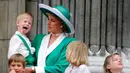 Pangeran Harry mengejutkan Puteri Dana saat menjulurkan lidahnya di balkon Buckingham Palace. (Tim Graham/Getty Images/People)