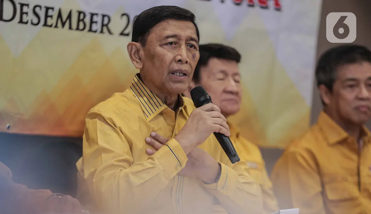 Ketua Dewan Pembina Partai Hanura Wiranto memberikan penjelasan saat menggelar preskon terkait kisruh Partai Hanura di Jakarta, Rabu (18/12/2019). Dalam penjelasannya, Wiranto menyatakan mundur dari Pembina Partai Hanura demi menghindari konflik dengan pengurus Partai. (Liputan6.com/Faizal Fanani)