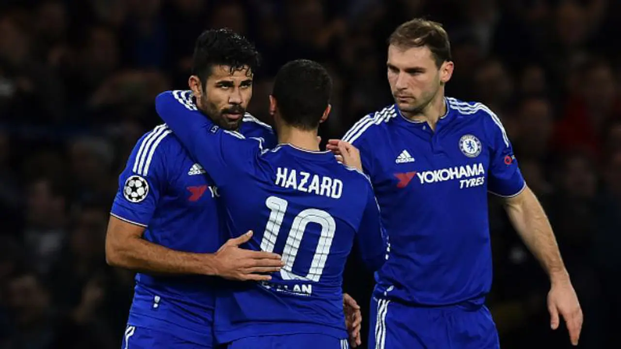 Diego Costa (kiri) bergurau mengurung Eden Hazard di kotak agar tidak meninggalkan Chelsea.