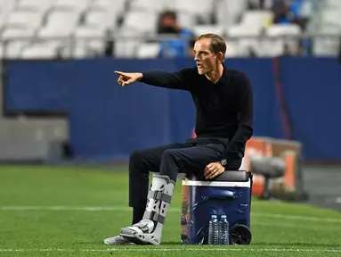 Pelatih PSG, Thomas Tuchel menginstruksikan pemainnya saat bertanding melawan RB Leipzig pada semifinal Liga Champions di stadion Luz di Lisbon pada 18 Agustus 2020. Thomas Tuchel resmi menjadi pelatih baru Chelsea. (AFP/Pool/ David Ramos)