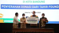 Penyerahan donasi dari Tahir Foundation untuk membantu melunasi tunggakan iuran peserta JKN-KIS kelas 3.