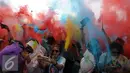 Beragam warna dilempar ke udara saat puncak gelaran Colour Run 2016 di Parkir Timur Senayan, Jakarta, Minggu (7/8). Tampak sejumlah muda mudi berpesta warna pada puncak event lari santai 5K Colour Run 2016. (Liputan6.com/Helmi Fithriansyah)