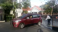 Pemeriksaan mobil di Balai Kota Surabaya, Jawa Timur. (Foto: Liputan6.com/Dian Kurniawan)