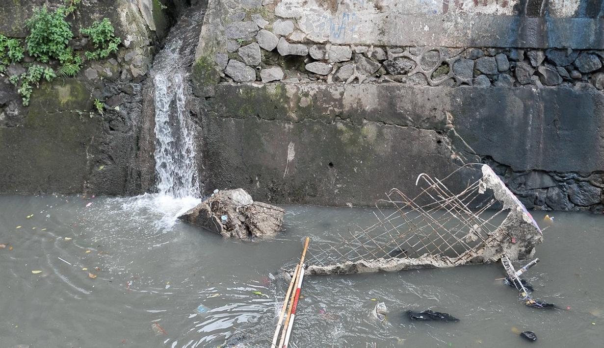 Sejumlah anak melihat jembatan ambruk yang diduga akibat hujan deras beberapa waktu lalu, Jakarta, Selasa (9/8). Jembatan penyeberangan di Kelurahan Manggarai Selatan, Tebet ambruk yang diduga akibat hujan. (Liputan6.com/Yoppy Renato)