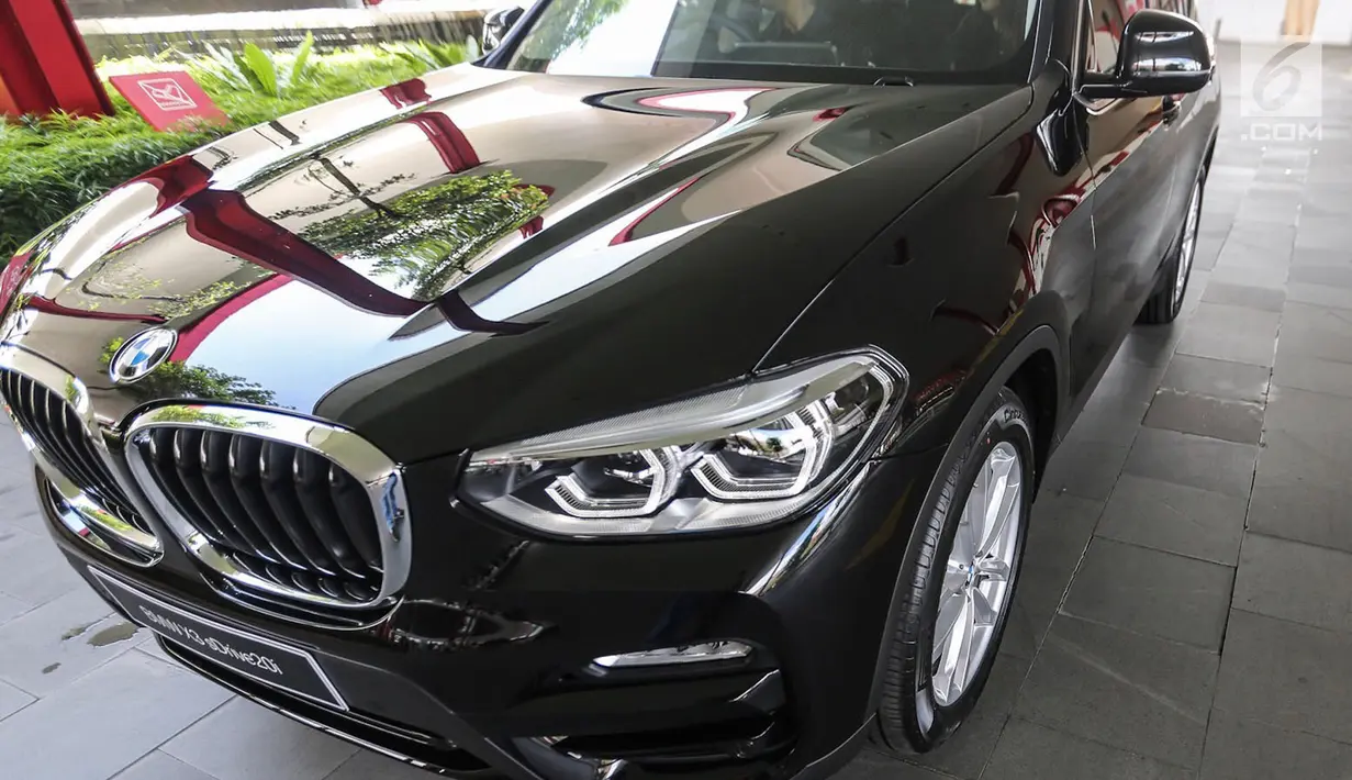 Tampil depan BMW X3 sDrive20i terbaru sebelum test drive di Kawasan BSD, Tangerang Selatan, Banten, Rabu (20/3). Seri BMW X3 sDrive20i ini dapat melintasi segala macam rintangan medan. (merdeka.com/Dwi Narwoko)