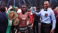 Petinju Terrence Crawford merayakan dengan sabuk juaranya setelah mengalahkan Errol Spence Jr. dalam pertandingan kelas welter Dunia di T-Mobile Arena, Las Vegas, Nevada, Amerika Serikat, Minggu, 30 Juli 2023. Crawford menang TKO di ronde sembilan. (Al Bello/Getty Images/AFPAL)
