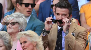 Mantan pesepak bola Inggris, David Beckham menyaksikan babak semifinal Grand Slam Wimbledon di All England Lawn Tennis Club, Kamis (11/7/2019). David Beckham menjadi saksi petenis Rumania Simona Halep lolos ke final usai menang atas Elina Svitolina dari Ukraina 6-1, 6-3. (Mike Egerton/POOL/AFP)