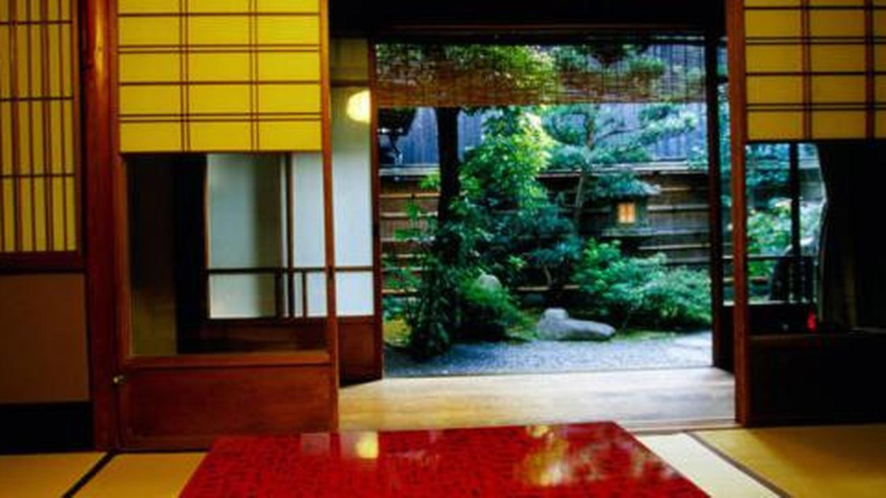 Fitch turunkan rating bank-bank besar Jepang