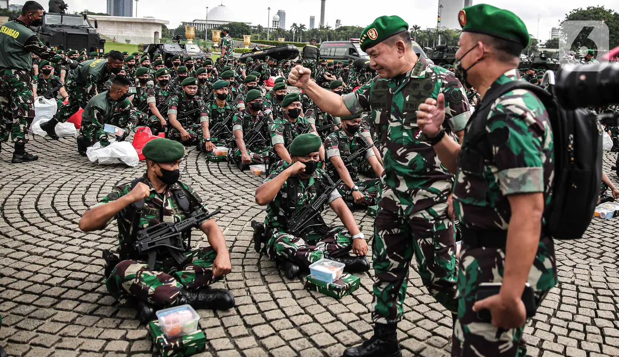 Kepala Staf Angkatan Darat (KSAD) Jenderal Dudung Abdurachman meninjau pasukan usai memimpin Apel Gelar Pasukan Jajaran TNI AD di Lapangan Monas, Jakarta, Selasa (25/1/2022). Pasukan TNI AD dan Alutsista dipamerkan saat mengikuti gelar apel pasukan. (Liputan6.com/Faizal Fanani)