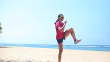 Atlet lompat jauh dan jangkit Indonesia Maria Natalia Londa saat berlatih di Pantai Sanur pada Kamis (16/7/2026). Asian Games 2026, Aichi-Nagoya akan menjadi panggung terakhirnya. (Bola.com/Alit Binawan)