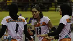 Pevoli Jakarta BNI 46, Kajcharaporn, berdiskusi dengan rekannya saat melawan Bandung Bank BJB pada perebutan tempat ketiga Proliga 2019 di GOR Among Rogo, Yogyakarta, Sabtu (23/2). BNI 46 menang 3-1 atas BJB. (Bola.com/Yoppy Renato)