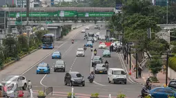 Sejumlah kendaraan melintas di kawasan Jalan Thamrin, Kamis (14/1/2016). Paska teror bom dan penembakan di Sarinah, ruas jalan thamrin lengang. (Liputan6.com/Faizal Fanani)