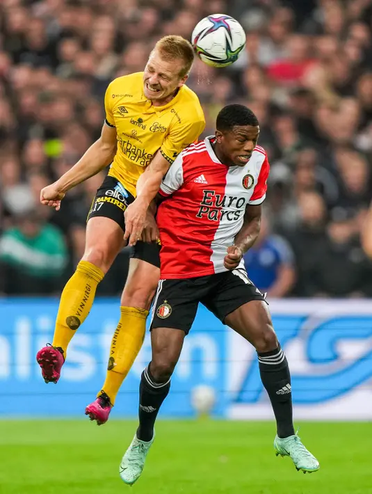 Bek Feyenoord, Tyrell Malacia (kanan) berebut bola dengan pemain IF Elfsborg, Per Frick selama pertandingan play-off Liga Europa Conference League  di de Kuip di Rotterdam pada 19 Agustus 2021.  Kontrak empat tahun diberikan kepada Malacia oleh manajemen MU. (AFP/Tom Bode)