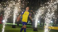 Penyerang berusia 37 tahun itu disambut kembang api dan teriakan para pendukung di Stadion Mrsool Park, kandang Al Nassr. (AP Photo/Amr Nabil)