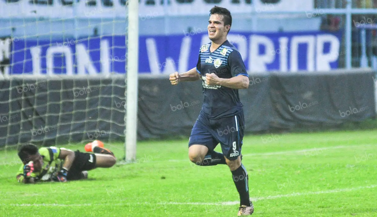 Striker seleksi Arema asal Australia, Gustavo Giron, berhasil mencetak gol melalui penalti ke gawang Persija dalam laga uji coba di Stadion Kanjuruhan, Malang, Sabtu, (16/4/2016). (Bola.com/Iwan Setiawan)