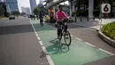 Pesepeda melintas di Jalan Jenderal Sudirman, Jakarta, Minggu (6/6/2021). Gubernur DKI Jakarta Anies Baswedan berencana menambah jalur sepeda sepanjang 101 kilometer di Jakarta pada tahun 2021. (Liputan6.com/Faizal Fanani)