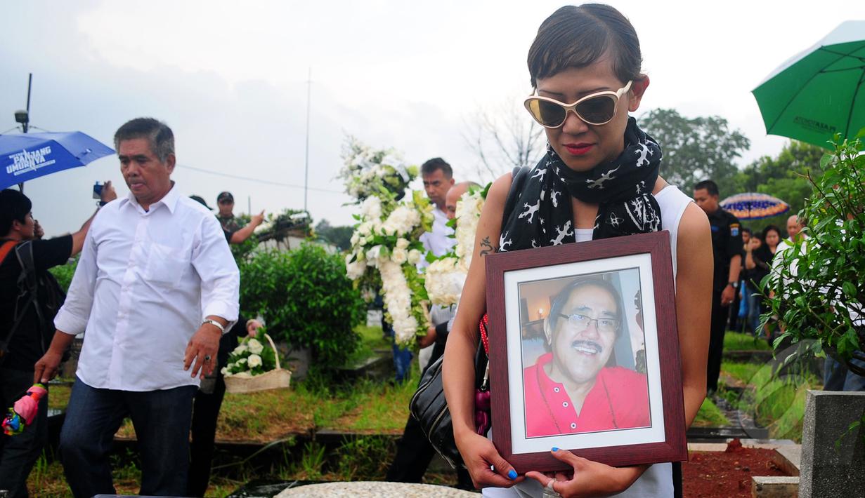 Gerimis Dan Tangis Iringi Pemakaman Frans Tumbuan Foto Liputan6 Com