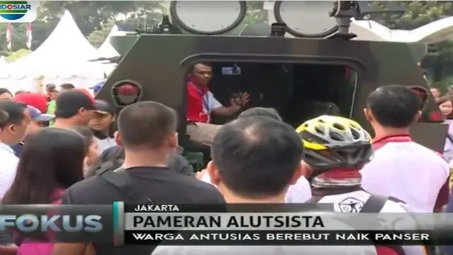 Acara yang Digelar Kemenhan dalam menyambut HUT Ke-72 RI ini membuat warga tak sabar berebut naik kendaraan tempur anoa. 