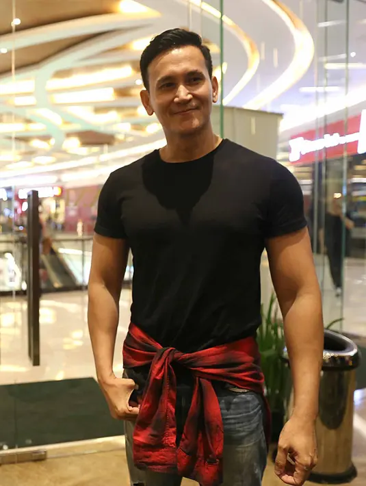 "Saya masih single. Dan dia (Marshanda) adalah teman baik saya. Kalau kita kadang emang pengin tukar pikiran. Kalau lagi nggak sibuk," kata Marcellino Lefrandt di Kemang Village, Jakarta Selatan, baru-baru ini. (Nurwahyunan/Bintang.com)