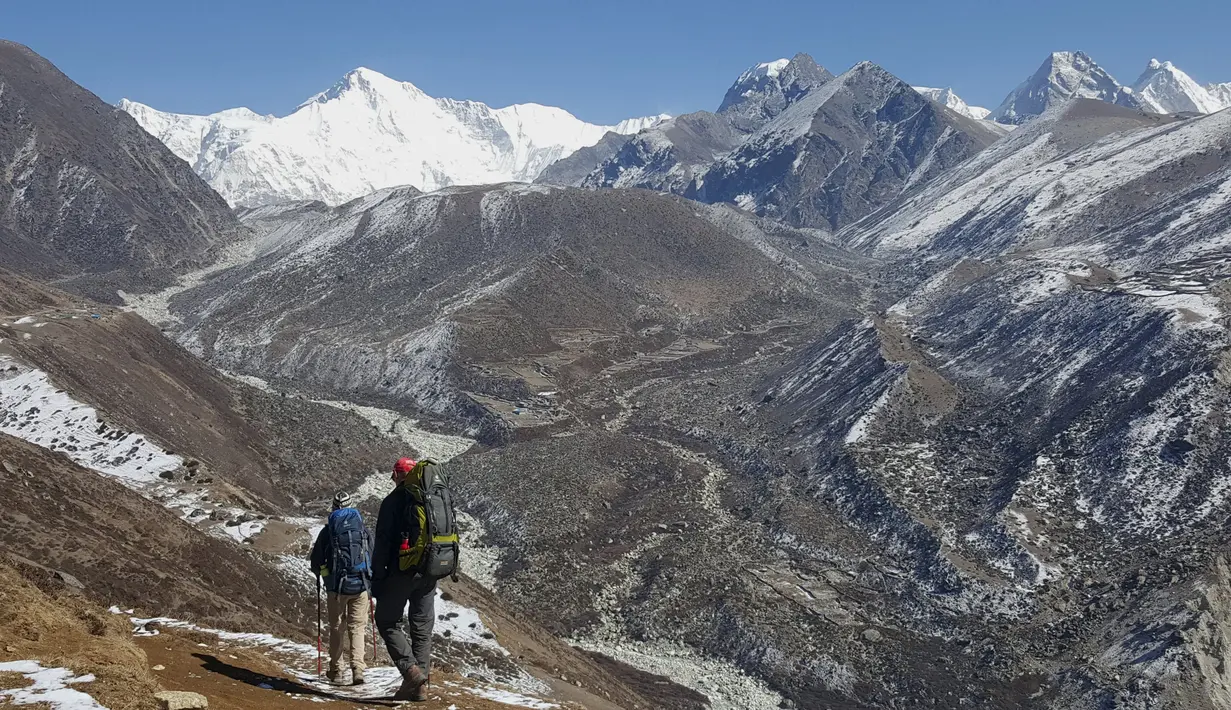 Warga berjalan di Khumbu Lembah di wilayah Everest di Nepal dalam gambar yang  diambil tanggal 15 April 2016. (REUTERS/Antoni Slodkowski)