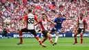 Gelandang Chelsea, Eden Hazard berusaha mencetak gol ke gawang Southampton pada laga semifinal Piala FA di Stadion Wembley, London, Minggu (22/4). Chelsea lolos final Piala FA setelah menang 2-0 atas Southampton. (Glyn KIRK / AFP)