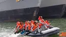 Citizen6, Jakarta: Pelaku latihan SAR dan Sea Survival Kolinlamil 2012 melaksanakan praktek lapangan materi dayung yang dilaksanakan  di Dermaga Kolinlamil, Tanjung Priok, Jakarta, Rabu (5/9).