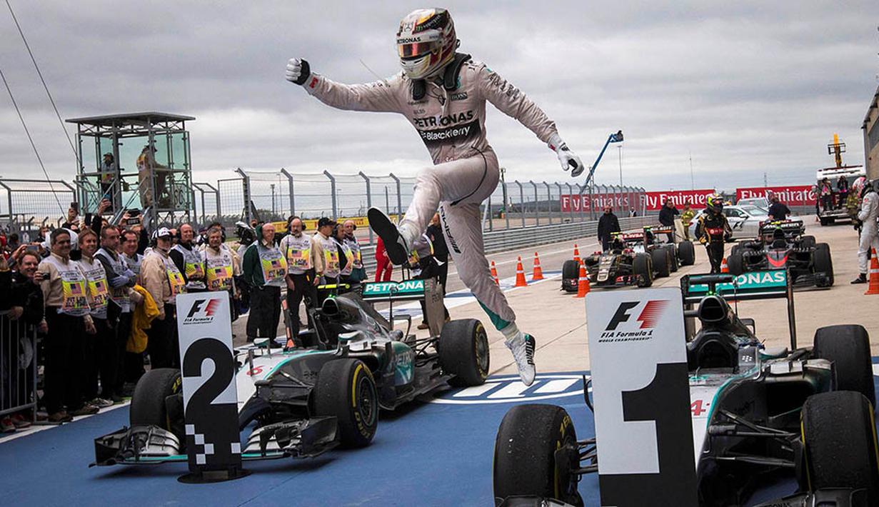 7. Pebalap Mercedes Formula One, Lewis Hamilton, berhasil meraih gelar juara dunia F1. Pria Inggris itu menyegel juara dunia F1 di GP Amerika Serikat. (Reuters/Adrees Latif) 