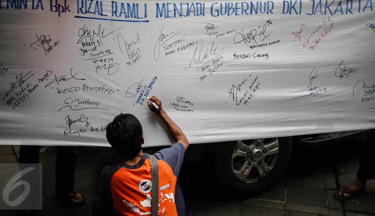 Seorang warga turut memberikan dukungan kepada Rizal Ramli sebagai bakal calon gubernur DKI 2017 dengan menandatangani spanduk, Jakarta, Senin (8/8). Aksi tersebut dilakukan oleh Konferederasi Serikat Pekerja Indonesia (KSPI). (Liputan6.com/Faizal Fanani)