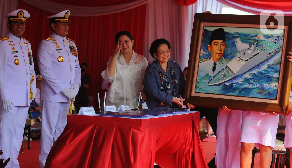 Presiden ke-5 Indonesia Megawati Soekarnoputri (kanan), didampingi Ketua DPR Puan Maharani (kedua kanan), Panglima TNI Laksamana Yudo Margono (kedua kiri) dan Kepala Staf TNI Angkatan Laut (KSAL) Laksamana TNI Muhammad Ali (kiri) saat meresmikan pengoperasian Kapal Perang Republik Indonesia (KRI) Bung Karno-369 di Dermaga Kolinlamil, Tanjung Priok, Jakarta, Kamis (1/6/2023). (merdeka.com/Imam Buhori)