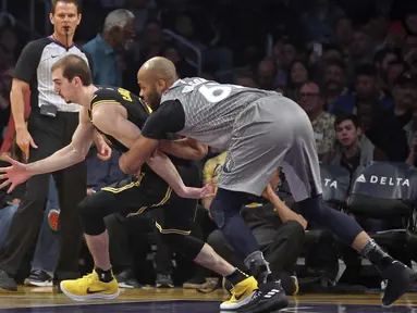 Pebasket LA Lakers, Alex Caruso, berusaha melewati pebasket Minnesota Timberwolves, Taj Gibson, pada laga NBA di di Staples Center, Sabtu (7/4/2018). Timberwolves menang 113-96 atas LA Lakers. (AP/Reed Saxon)