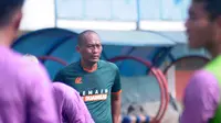Asisten pelatih baru PSS, Suwandi Handi Siswoyo, saat memimpin latihan. (Bola.com/Vincentius Atmaja)