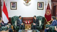Menteri Pertahanan Indonesia Sjafrie Sjamsoeddin menerima&nbsp;kunjungan&nbsp;dari Menteri Pertahanan Singapura Chan Chun pada Selasa (5/8/2025)&nbsp;di Jakarta (Dok. Mindef Singapore).&nbsp;