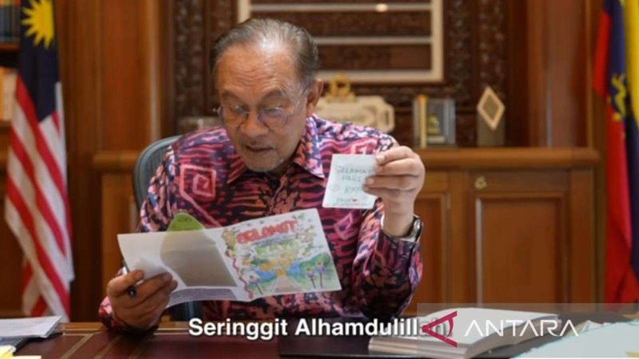 Momen Manis: PM Anwar Ibrahim Terima Kartu Idul Fitri Penuh Makna dari Siswa Sekolah