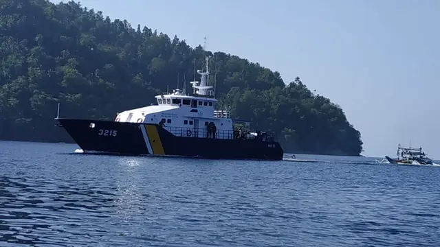 Kapal Pengawas Perikanan milik KKP menangkap satu Kapal Perikanan Asing (KIA) asal Filipina yang melakukan kegiatan illegal fishing di perairan Indonesia. (Dok KKP)