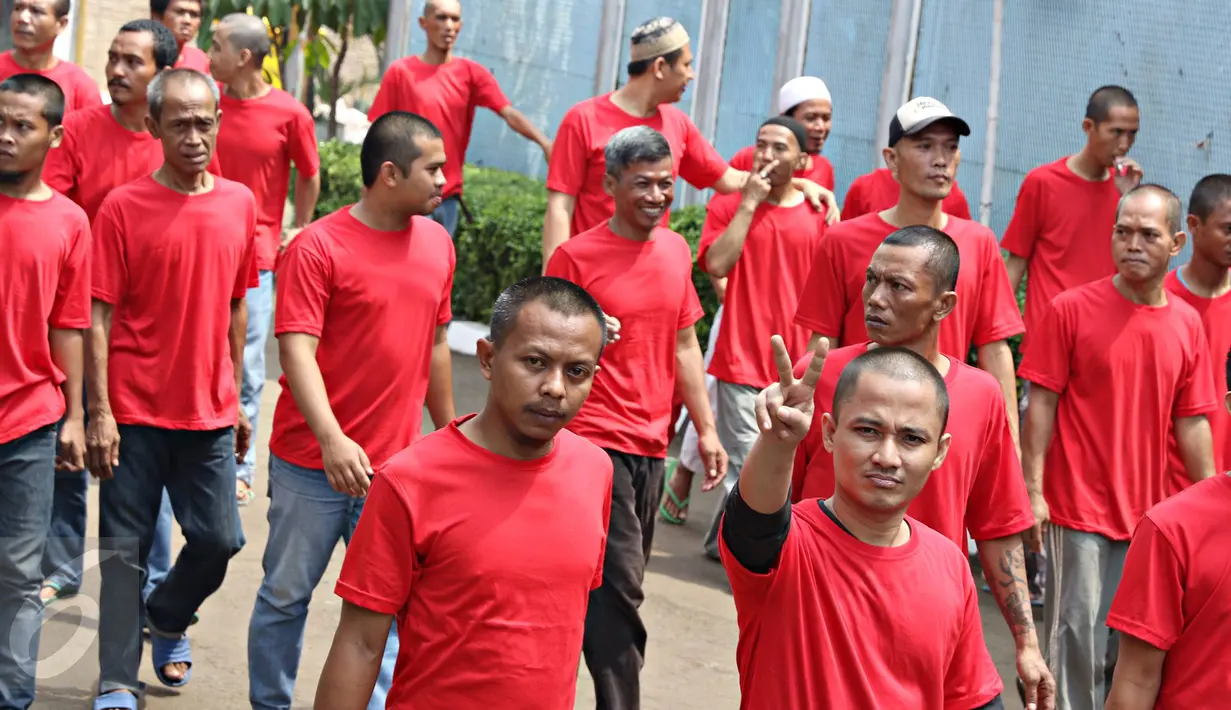 Sejumlah narapidana saat hendak rehabilitasi sosial therapeutic community (TC) di Lapas Narkotika Klas IIA Jakarta, Selasa (10/5). Kegiatan ini merupakan kerja sama Lapas Narkotika Klas IIA Jakarta dengan BNNP DKI Jakarta. (Liputan6.com/Immanuel Antonius)