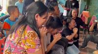 Tangis keluarga Richard Eliezer di Manado pecah saat menyaksikan siaran langsung jalannya persidangan hingga hakim menjatuhkan vonis 1 tahun 6 bulan penjara di televisi. (Liputan6.com/ Yosep Ikanubun)