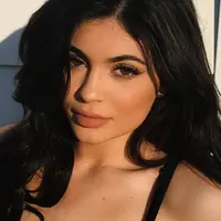 Kylie Jenner memamerkan lekuk tubuhnya saat ia berpose dengan bra renda hitam di Instagram. (Instagram.com/ KylieJenner)