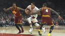 Pemain Portland Trail Blazers, C.J. McCollum menggiring bola melewati hadangan dua pemain Cleveland Cavaliers pada laga NBA basketball game di oda Center, Portland (11/1/2016). Blazers menang 102-86.  (AP/Steve Dykes)