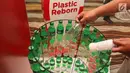 Prosesi pembuangan botol plastik saat Coca-Cola meluncurkan Plastic Reborn 2.0 di Jakarta, Rabu (17/7/2019). Plastic Reborn 2.0 sebuah lanjutan dari program kolaborasi yang mendorong terbangunnya ekosistem ekonomi sirkular yang meminimalisir limbah. (Liputan6.com/Herman Zakharia)