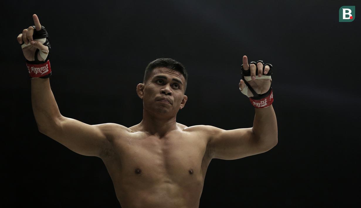 Petarung Indonesia, Eko Roni Saputra, merayakan kemenangannya di ajang One Championship, One: Warrior's Code di Istora Senayan, Jakarta, Jumat (7/2). Eko Roni menang mudah atas Khon Sichan.(Bola.com/Yoppy Renato)