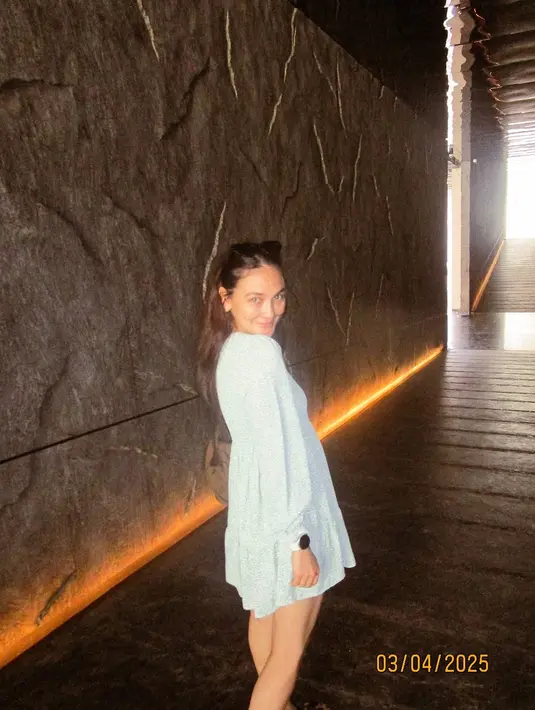 Penampilannya ini seolah menegaskan gaya khas Luna Maya, santai, dewasa, dan tetap memesona. Aura bahagia yang terpancar dari wajahnya pun semakin menguatkan dugaan bahwa momen spesial akan segera tiba.  [@lunamaya].