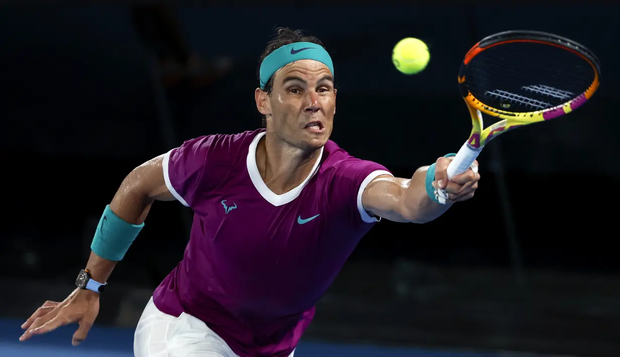 Rafael Nadal asal Spanyol berusaha mengembalikan bola pukulan Daniil Medvedev dari Rusia saat bertanding pada pertandingan final tunggal putra Tenis Australia Open 2022 di Melbourne, Minggu (31/1/2022). (AP Photo/Hamish Blair)