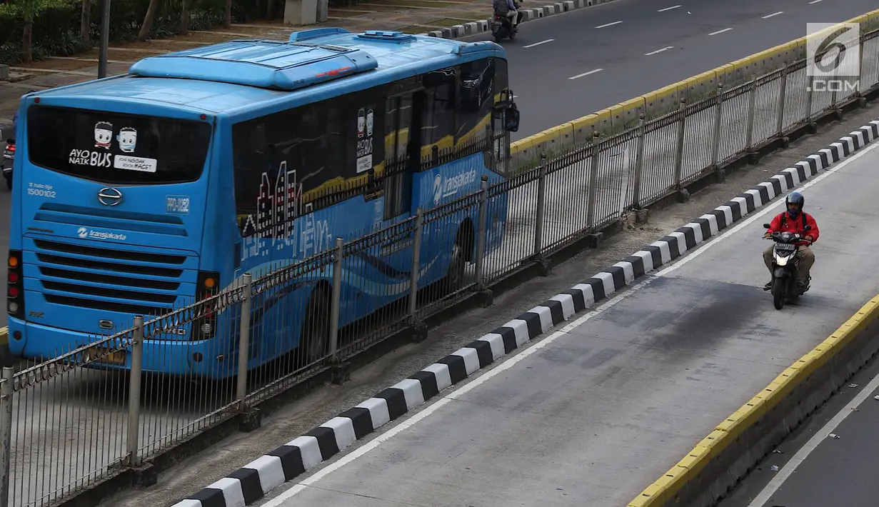 Pengendara sepeda motor melintasi jalur bus Transjakarta di Jalan Gunung Sahari, Jakarta, Kamis (27/12). Selain melanggar hukum, perilaku buruk pemotor tersebut juga dapat membahayakan keselamatan. Liputan6.com/Immanuel Antonius