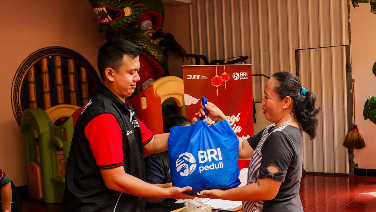 Semangat Berbagi saat Tahun Baru Imlek 2025, BRI Peduli Salurkan Bantuan Sembako Bagi Warga di Tangerang dan Singkawang