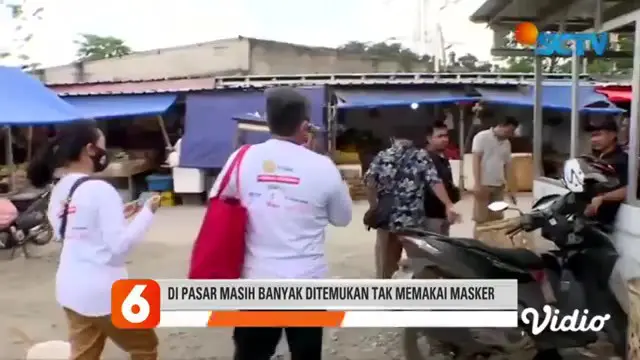 Ratusan masker dibagian tim YPP SCTV-Indosiar di kawasan rawan penularan virus corona. Aksi sosial ini bertujuan untuk memberi edukasi tentang pentingnya protokol kesehatan saat pandemi covid-19.