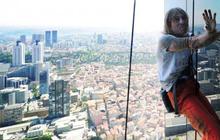 Pakai tali, 'Spiderman' mulai panjat Bakrie Tower