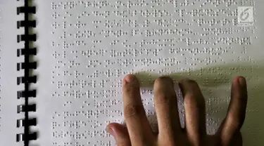 Santri penyandang tunanetra membaca Al Quran Braille di Yayasan Raudlatul Makfufin, Tangerang Selatan, Kamis (24/5). Yayasan yang berdiri sejak tahun 1983 ini memproduksi Al Quran Braille sebanyak 60 buku setiap harinya. (Liputan6.com/Fery Pradolo)