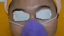 Pasien memakai masker khusus saat perawatan wajah di Emerald Health and Beauty by RSIA Tambak, Jakarta, Jumat (19/06/2020). Perawatan wajah dengan protokol kesehatan tetap menjadi prioritas klinik kecantikan di era new normal saat pandemi COVID-19. (Liputan6.com/Herman Zakharia)