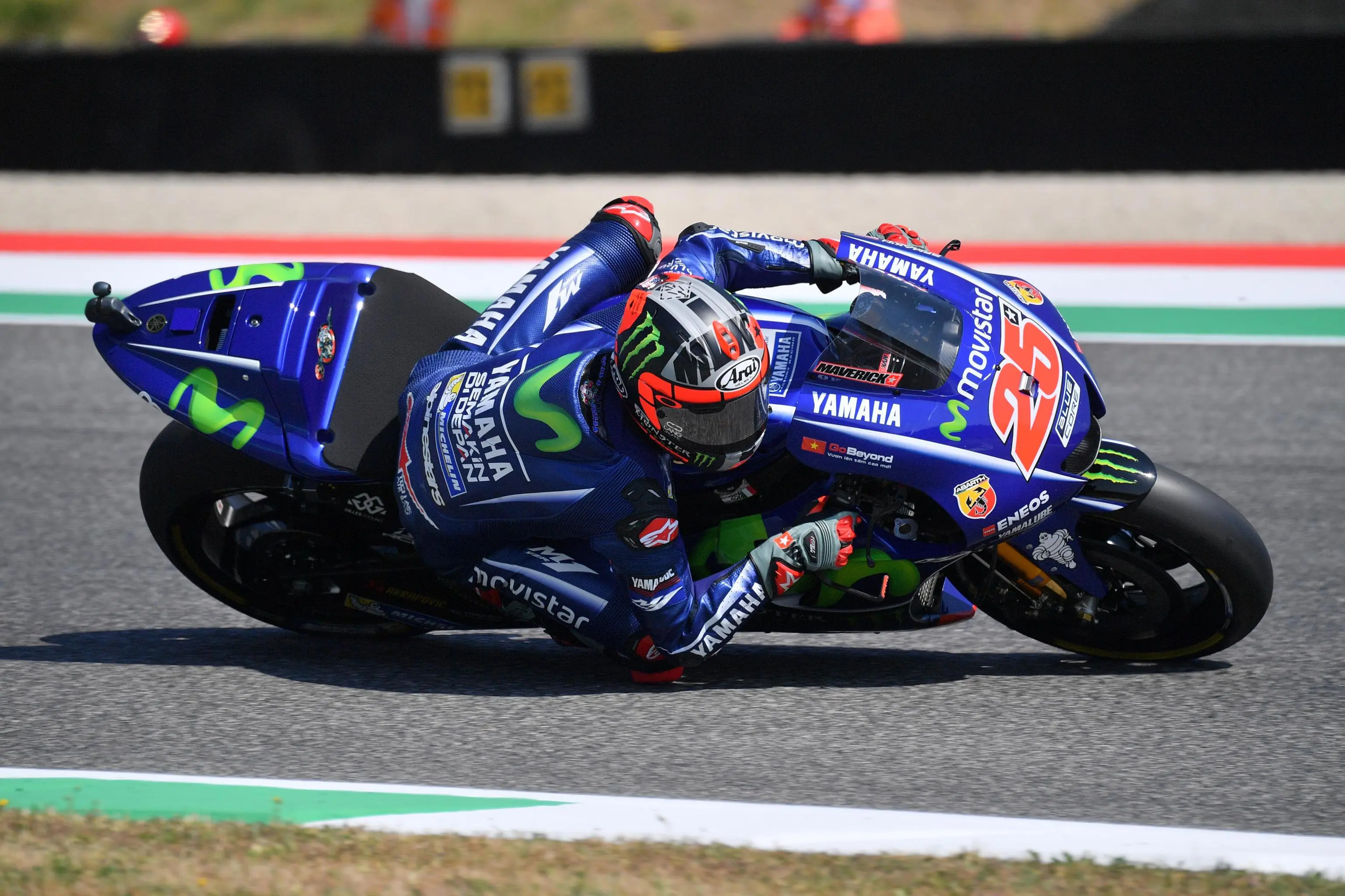 Maverick Vinales menjadi pembalap tercepat pada sesi kualifikasi MotoGP Italia di Sirkuit Mugello, Sabtu (3/6/2017). (EPA/Jose Manuel Vidal)